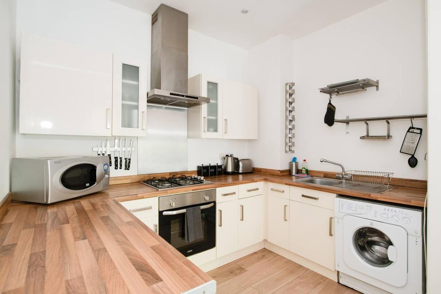 Family Friendly Flat Just Minutes From The Beach! Portsmouth Eksteriør bilde
